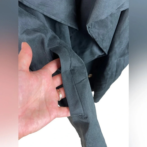 E. SSUE • Black Vest - Picture 12 of 12